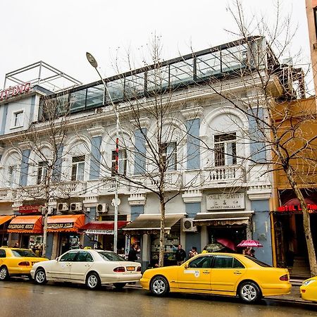Living Hotel Tiranë Bilik gambar