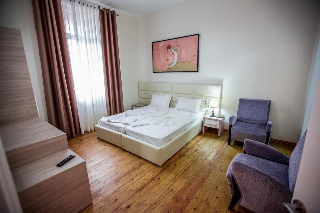 Living Hotel Tiranë Bilik gambar