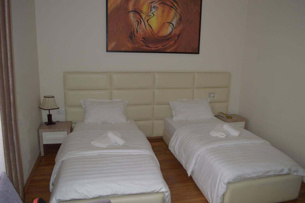 Living Hotel Tiranë Luaran gambar